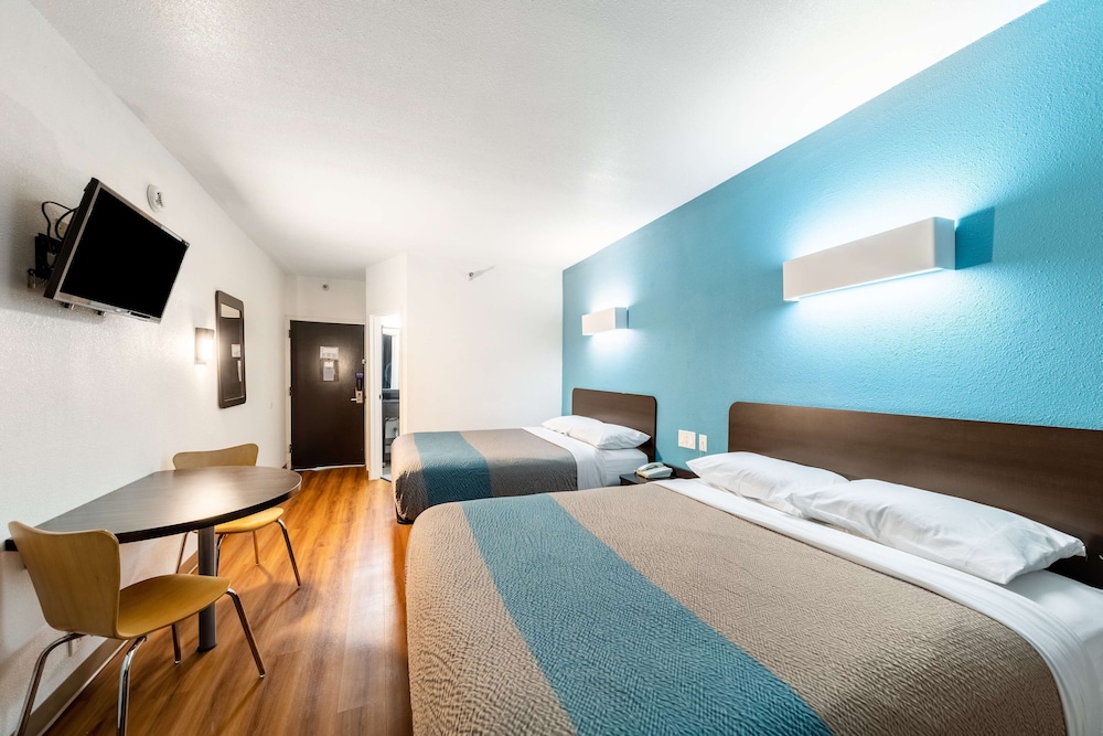 Motel6 Lewisville, TX - Medical City 32/64