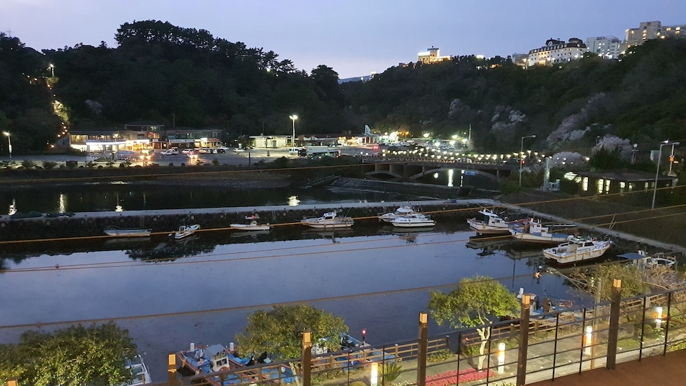Cheonjiyeon Crystal Hotel 75/80
