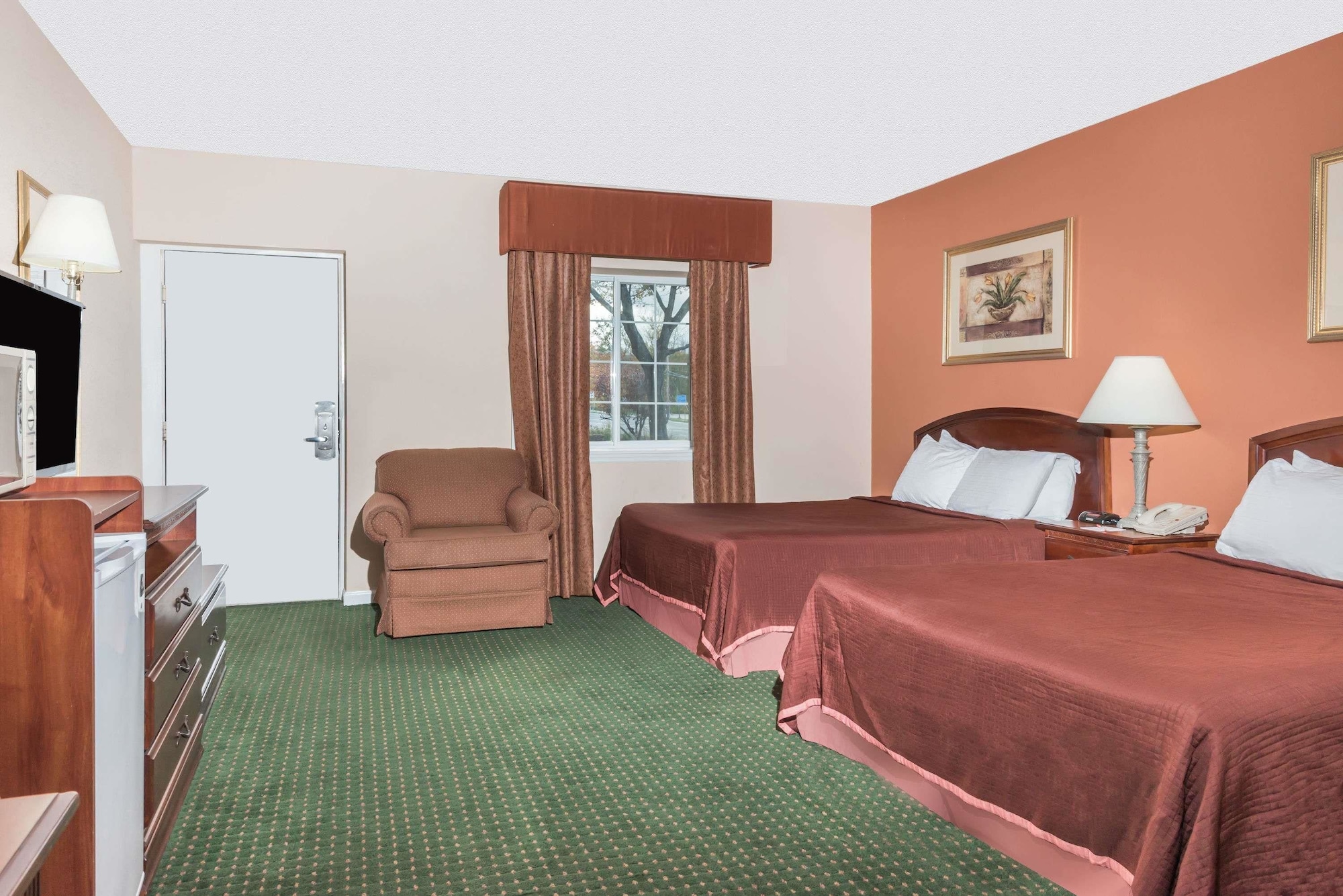 غرفة قياسية بسريرين كوين، Howard Johnson by Wyndham Lenox 7/8