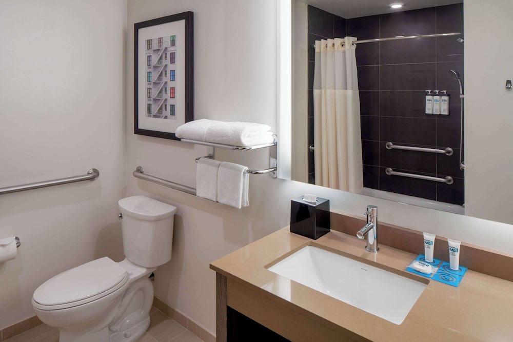Hyatt House New Orleans/Downtown 70/74