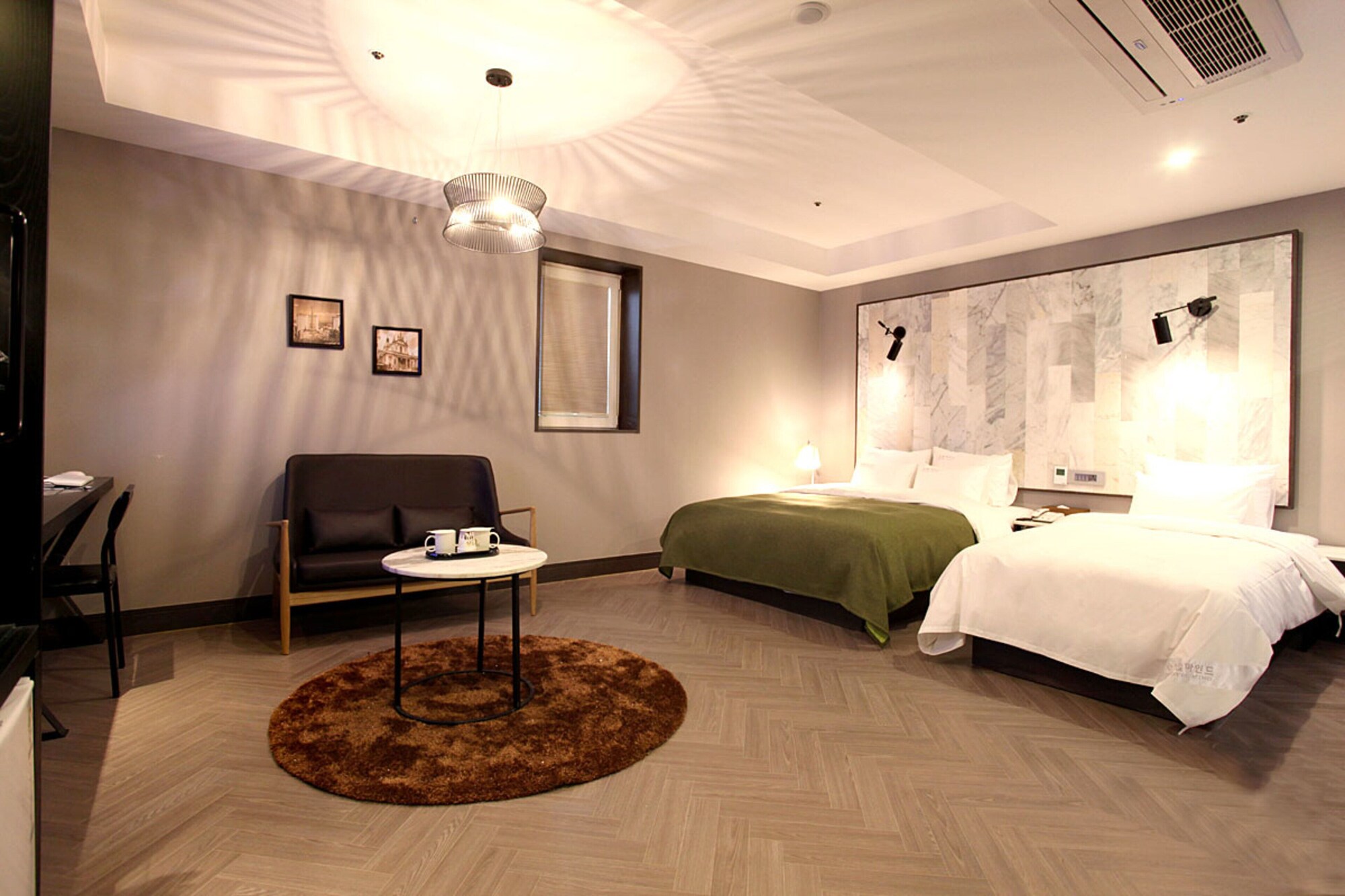 SUITE, TWIN BEDS
