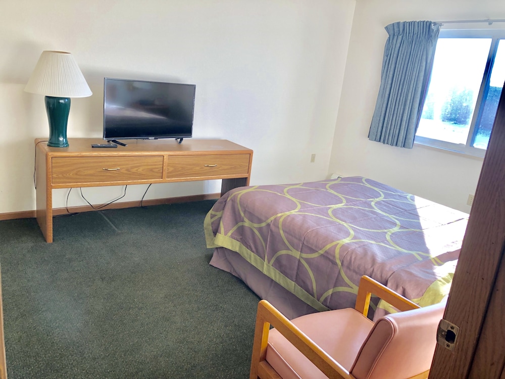 Super 8 By Wyndham Escanaba 9/39