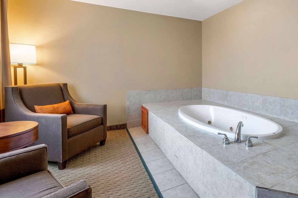 Comfort Suites Burlington, IA 10/30