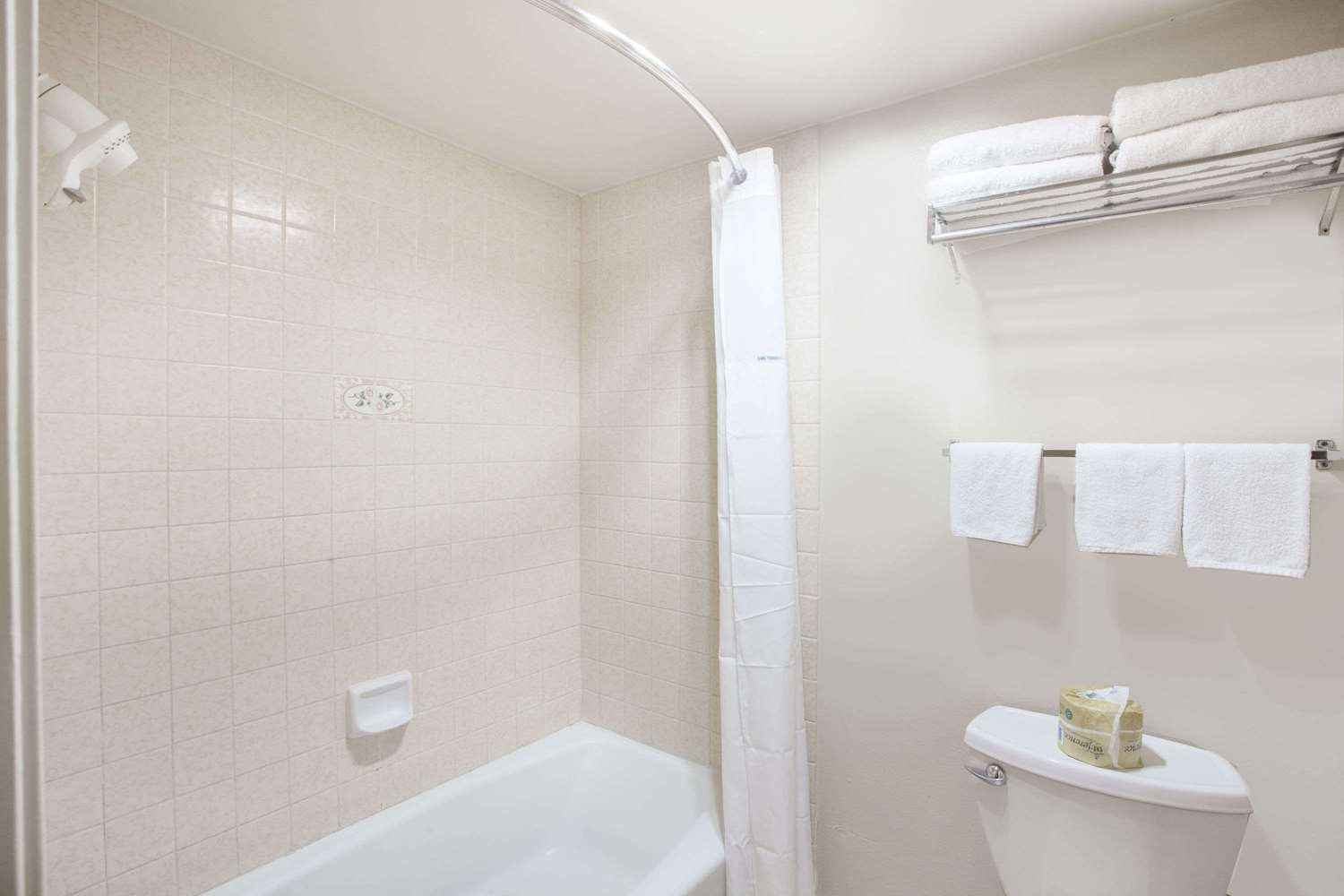 Days Inn by Wyndham Anaheim Near The Park 43/45