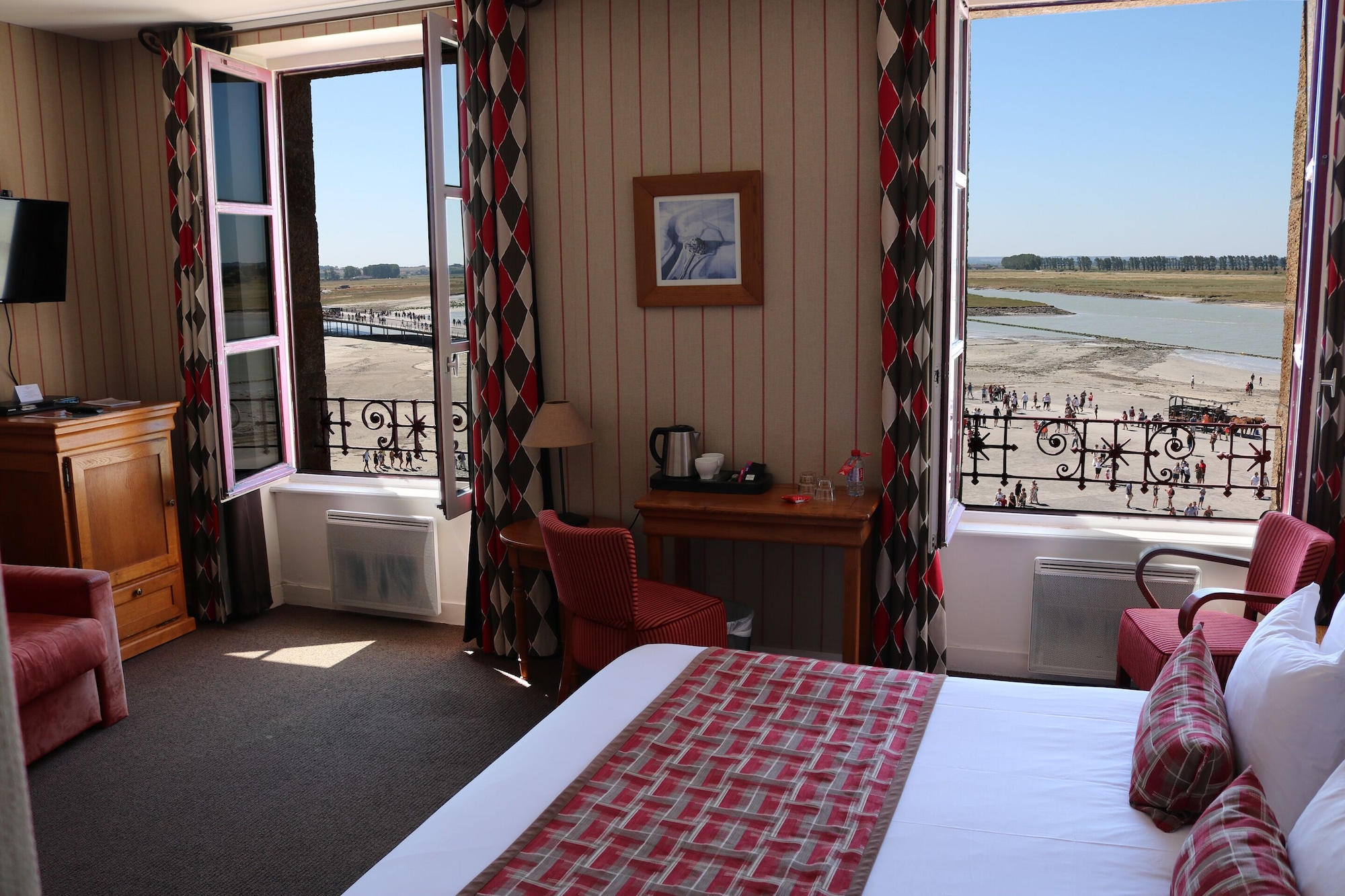 Suite, Queen Bed, Sofa