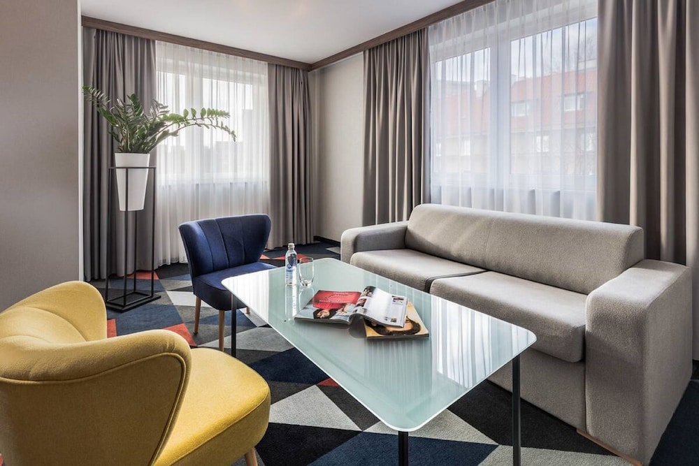 Vulcan Hotel 25/38