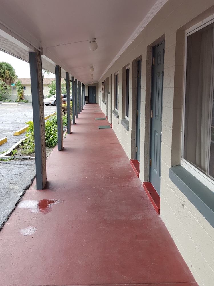 Three Oaks Motel 26/37