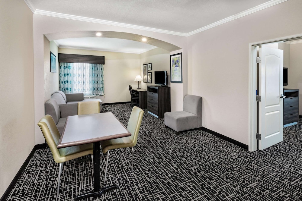 La Quinta Inn & Suites by Wyndham Garland Harbor Point 33/54