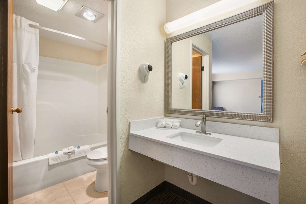 Days Inn by Wyndham Mackinaw City/Bridgeview Area 9/61