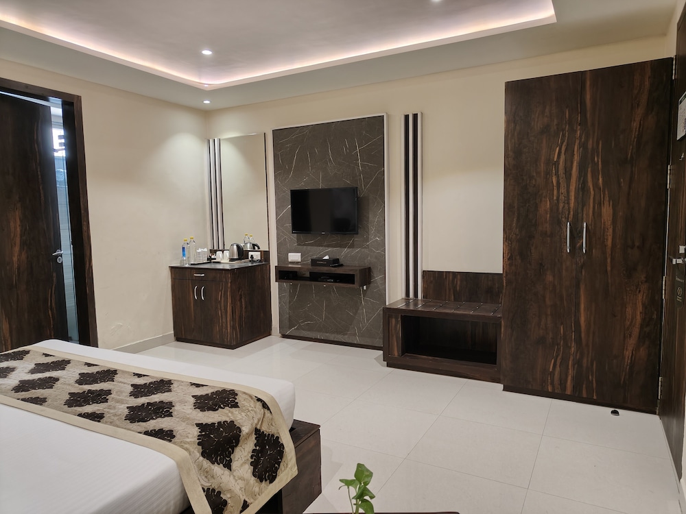 Pinnacle by Click Hotels, Lucknow 44/63