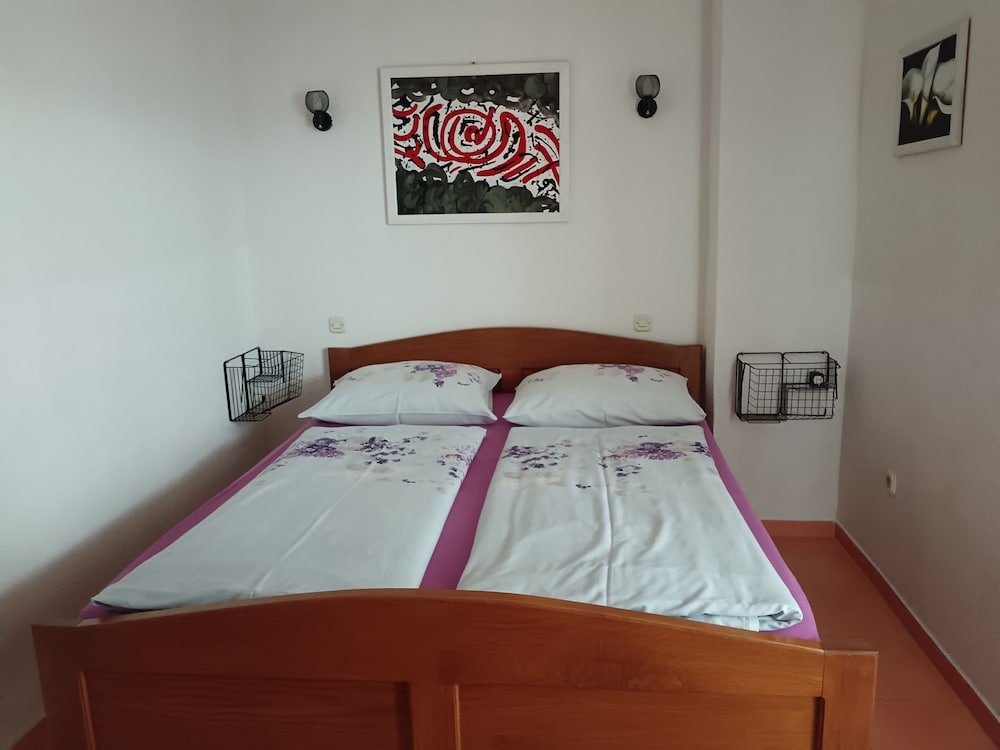 APARTMENTS MORETA 8/50