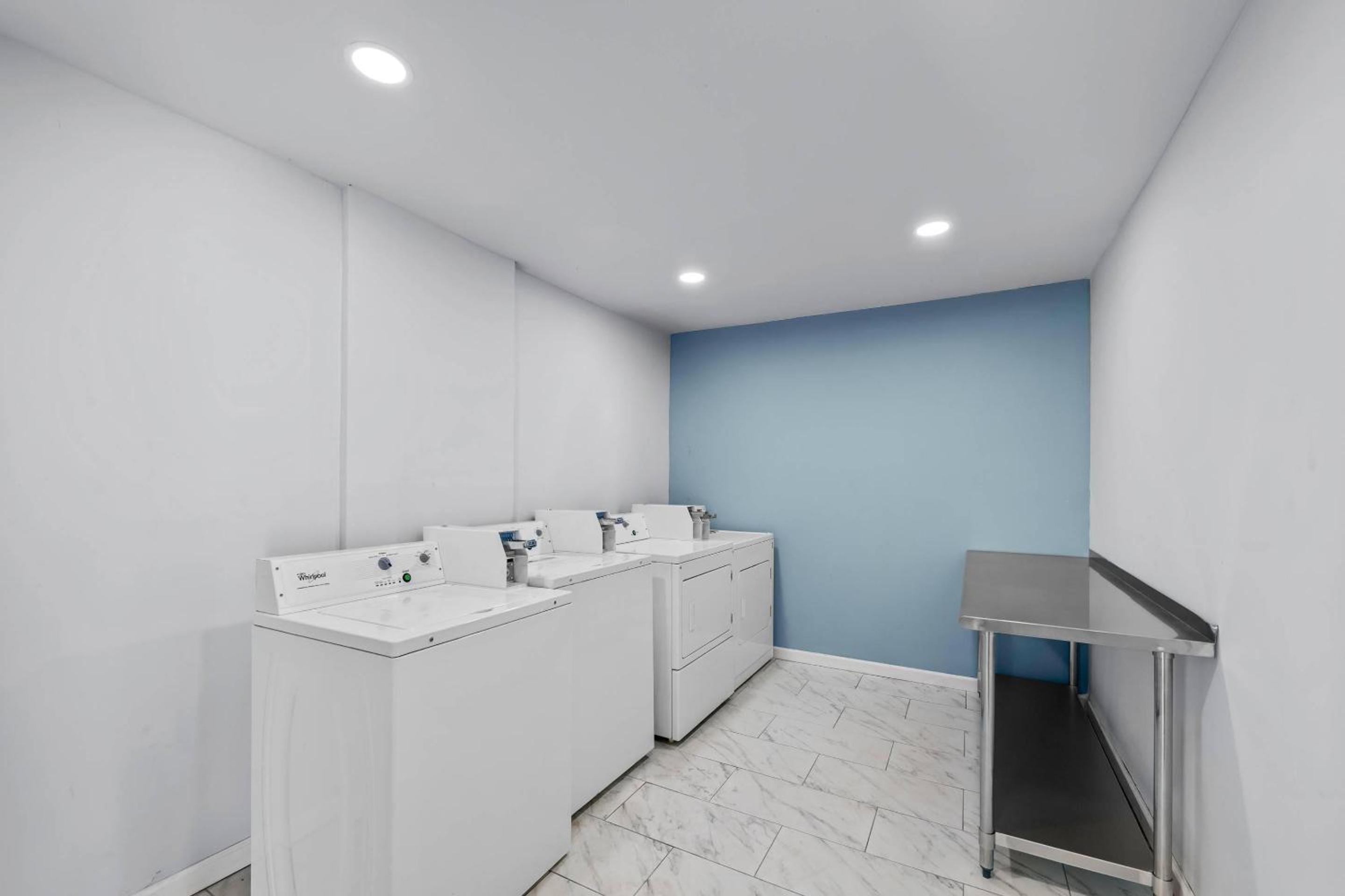 Suburban Studios Newport News - Hampton 37/49