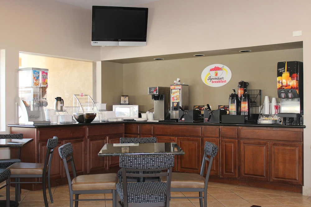 Super 8 by Wyndham Salinas 33/36
