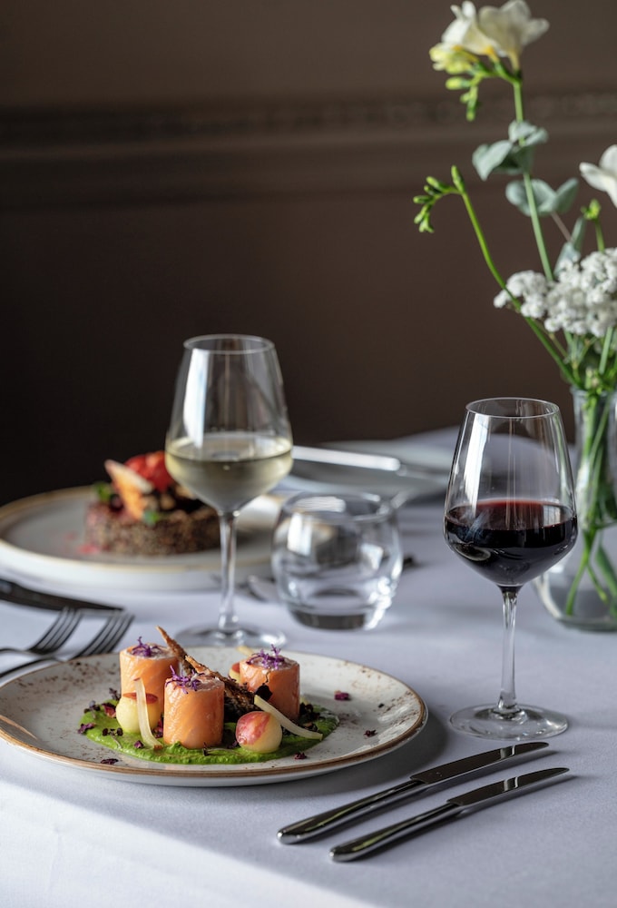 Wood Hall Hotel & Spa 18/55