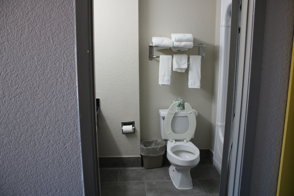 Days Inn by Wyndham Waco University Area 36/37