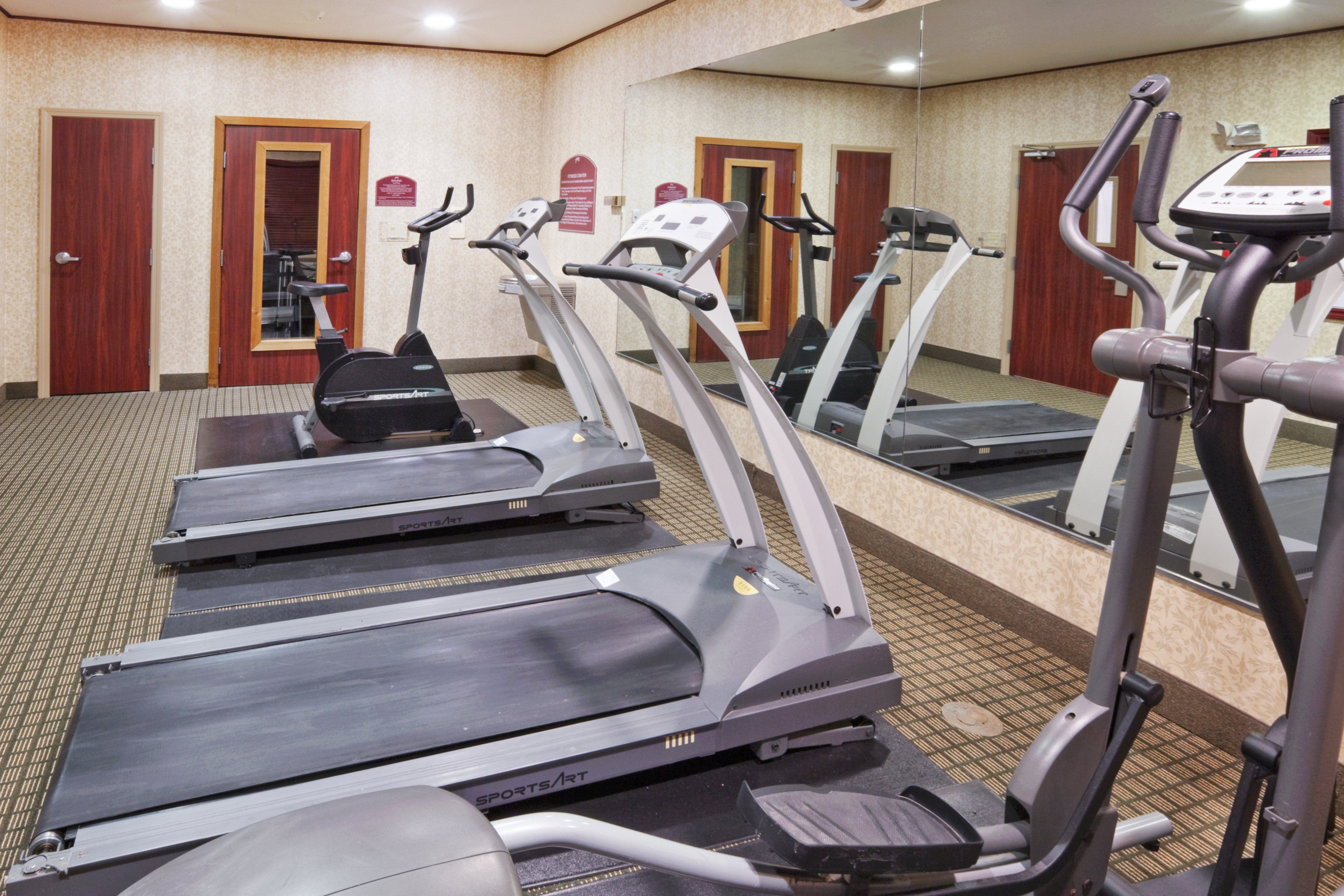Holiday Inn Express Hotel Suites Gainesville 48/64