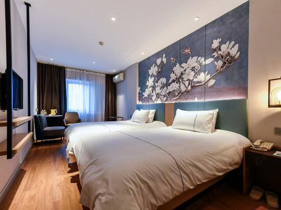 ELEGANT, TWIN BEDS