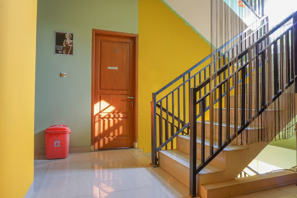Residences By RedDoorz near Kemang Square 20/33