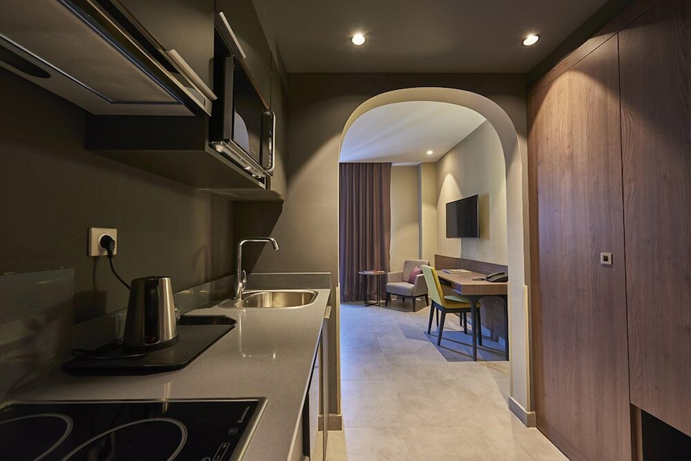 M Suite Hotel 45/50