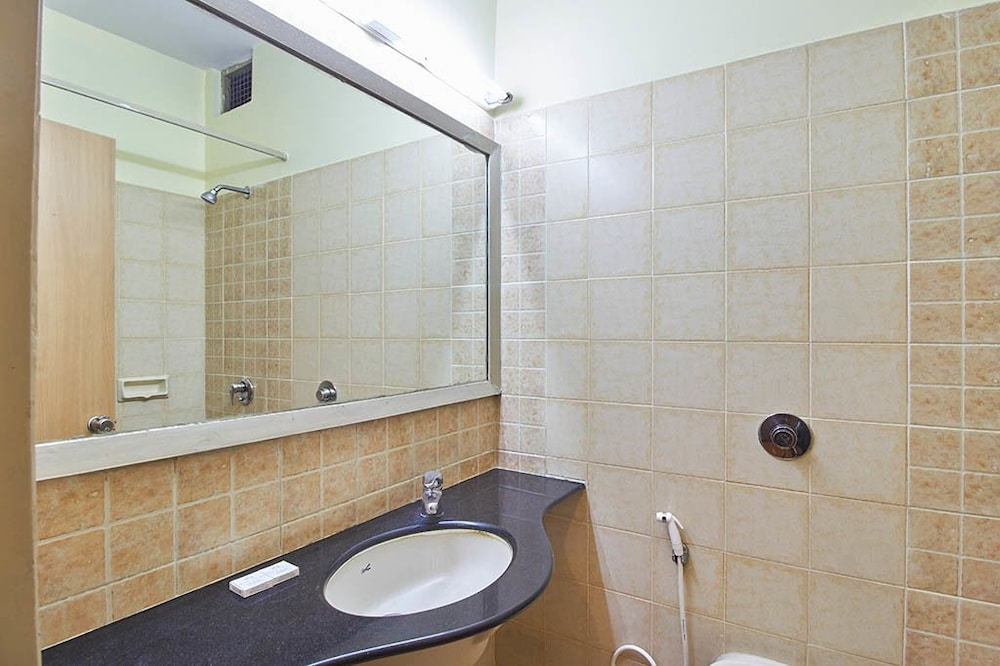 HOTEL ROOPA 15/63