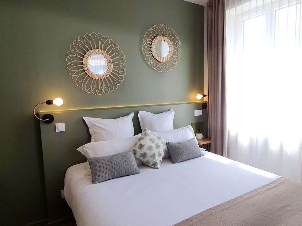 STANDARD, DOUBLE BED, CITY VIEW