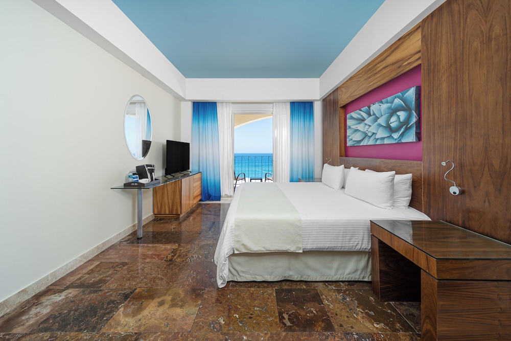 ALTITUDE, JUNIOR SUITE, KING BED, OCEAN FRONT