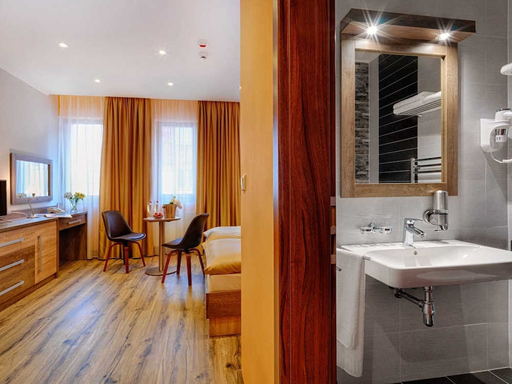 Viktor Hotel 46/55