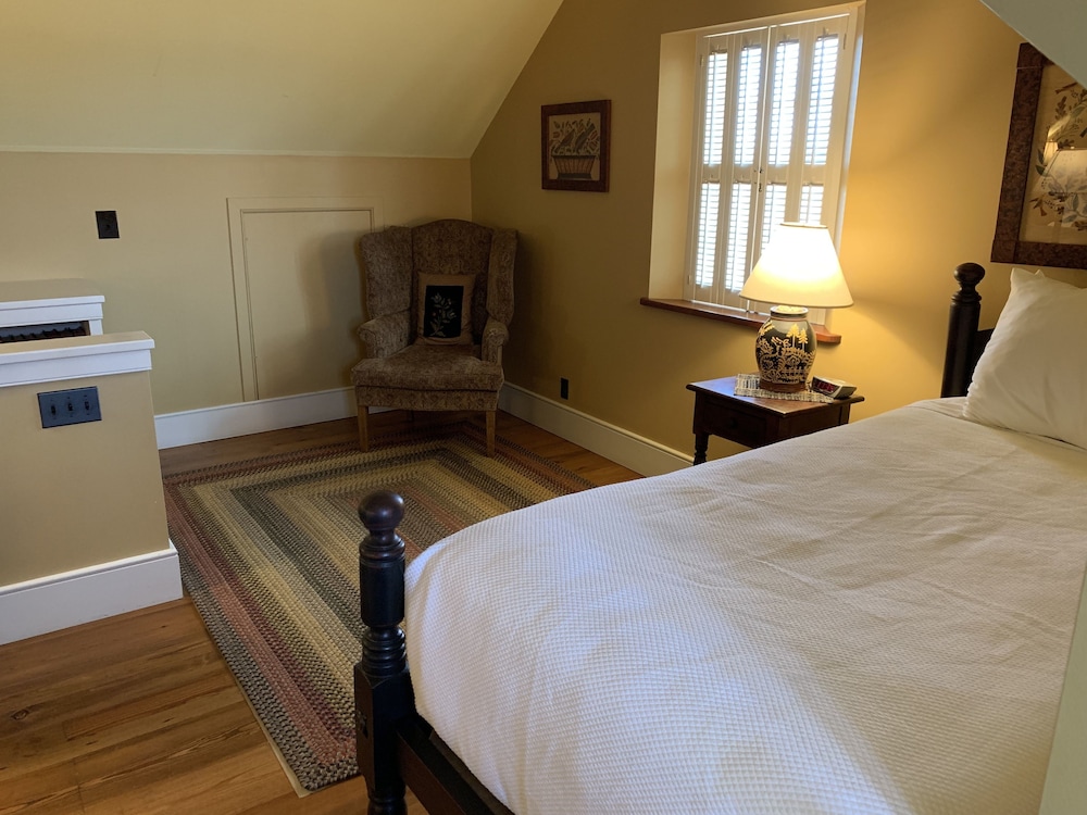 In the Side, Classic, Cottage, 1 Queen and 1 Single Bed
