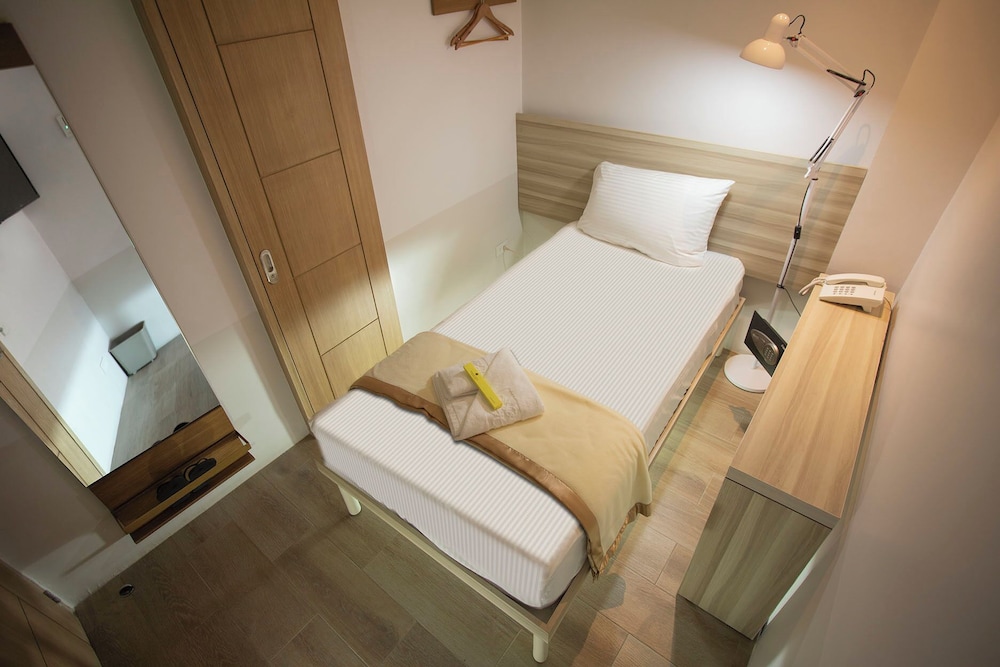 1010 Hotel 14/21