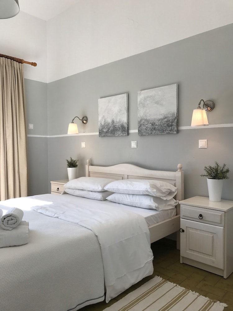 Paradisos Hotel 12/50