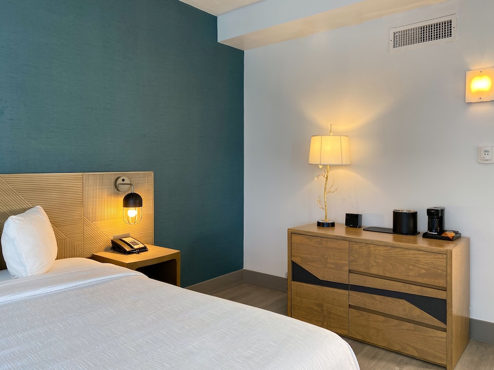 Marseilles Hotel 14/75