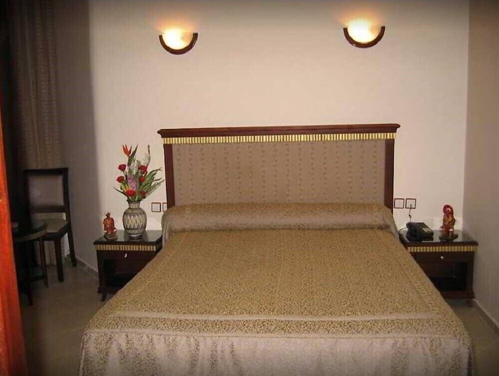 ROOM, SINGLE