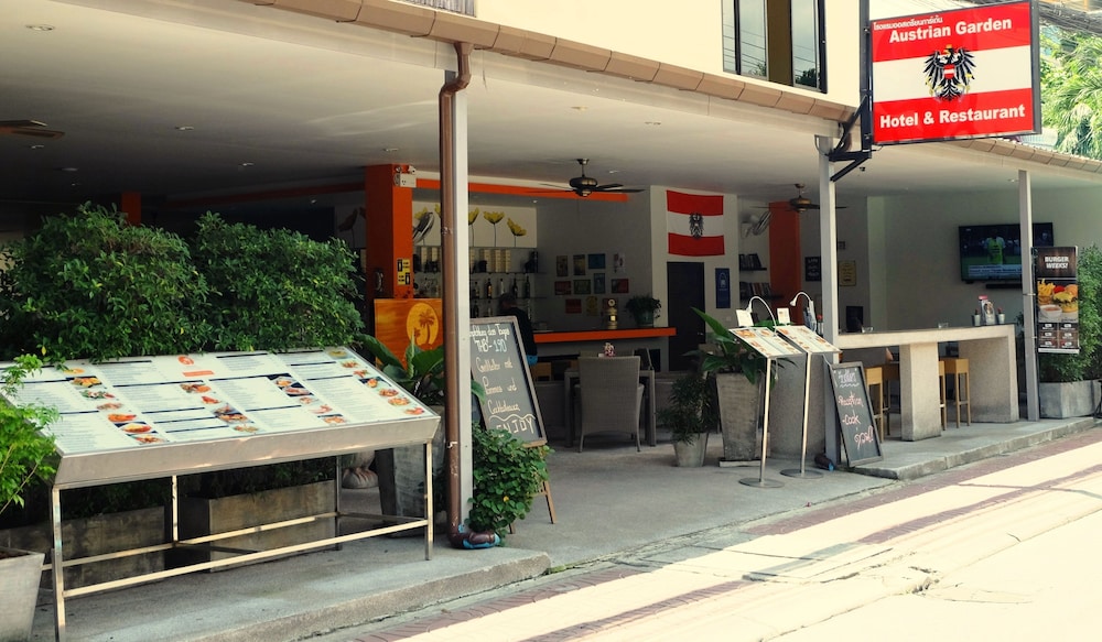 Austrian Garden Tai Pan Village 4/72