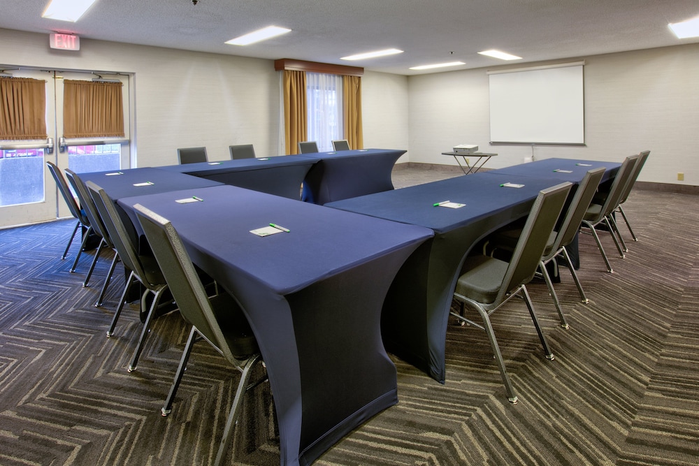 Holiday Inn Hotel And Suites 57/66
