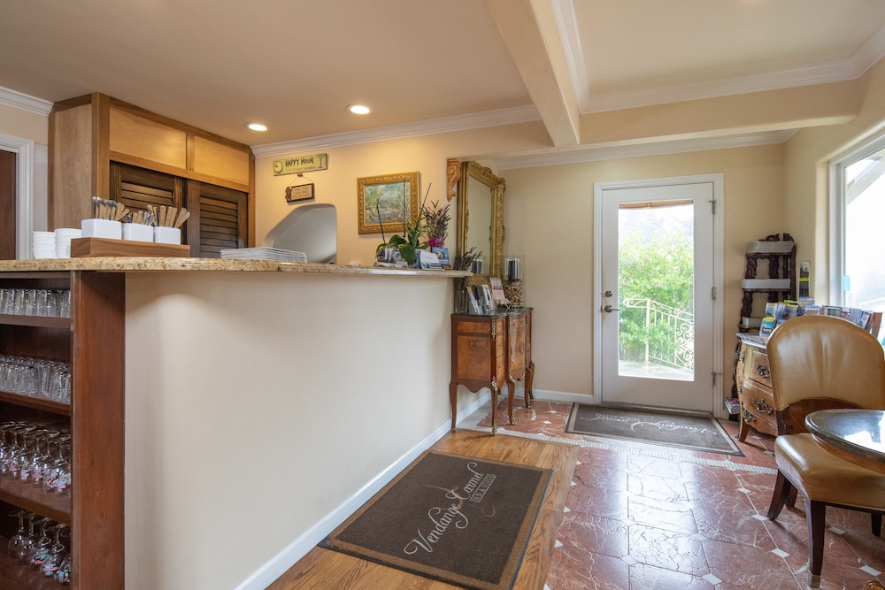 Vendange Carmel Inn and Suites 12/55