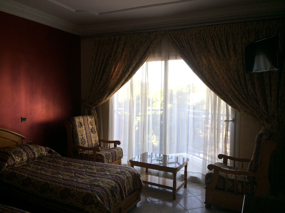 ROOM, DOUBLE OR TWIN BED