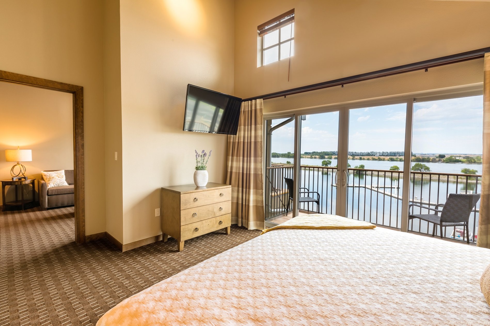 Suite, King Bed, River Front, Accessible