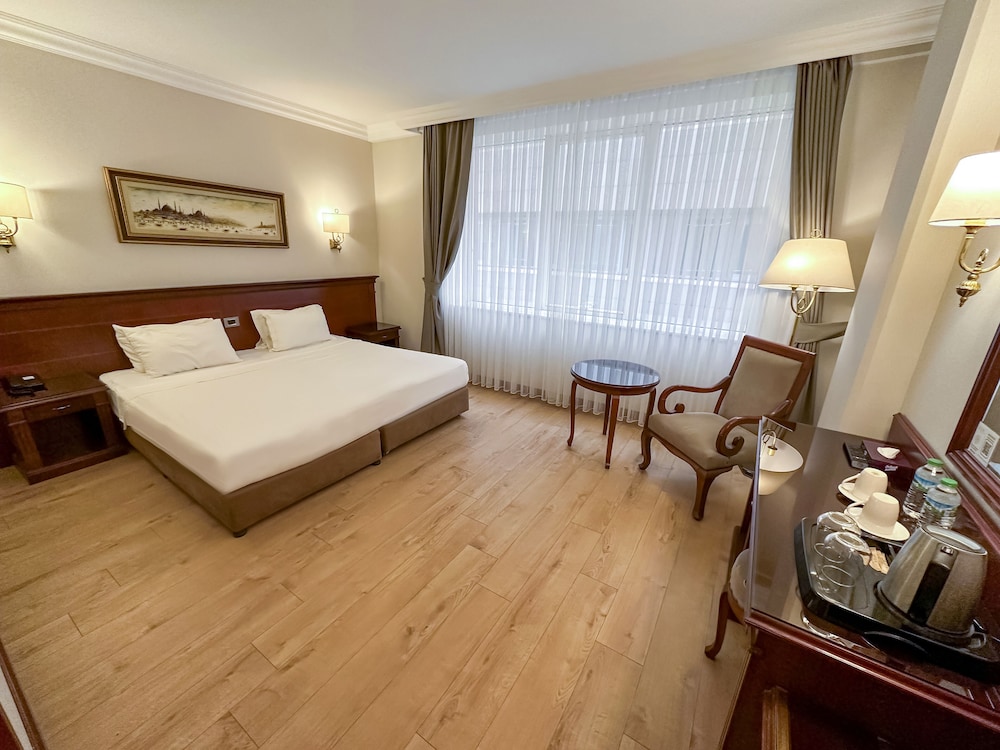 DELUXE, DOUBLE OR TWIN BED