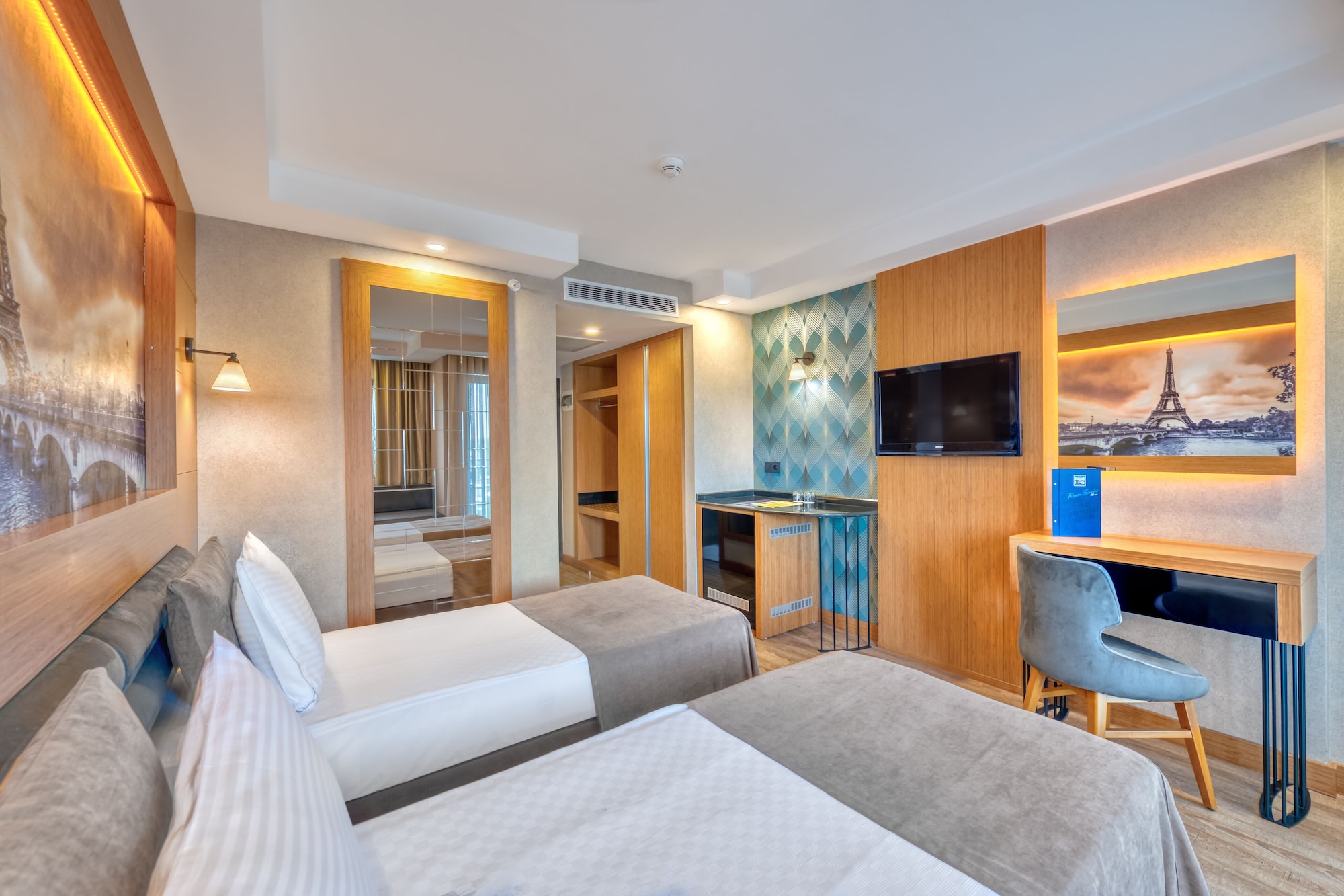 STANDARD, DOUBLE OR TWIN BED, BALCONY