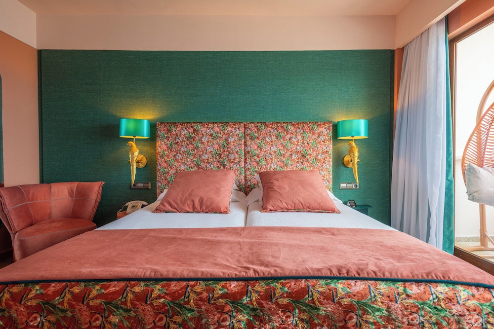 غرفة سوبيريور ثلاثية بإطلالة على البحر، NYX Hotel Ibiza - Adults Only 2/8