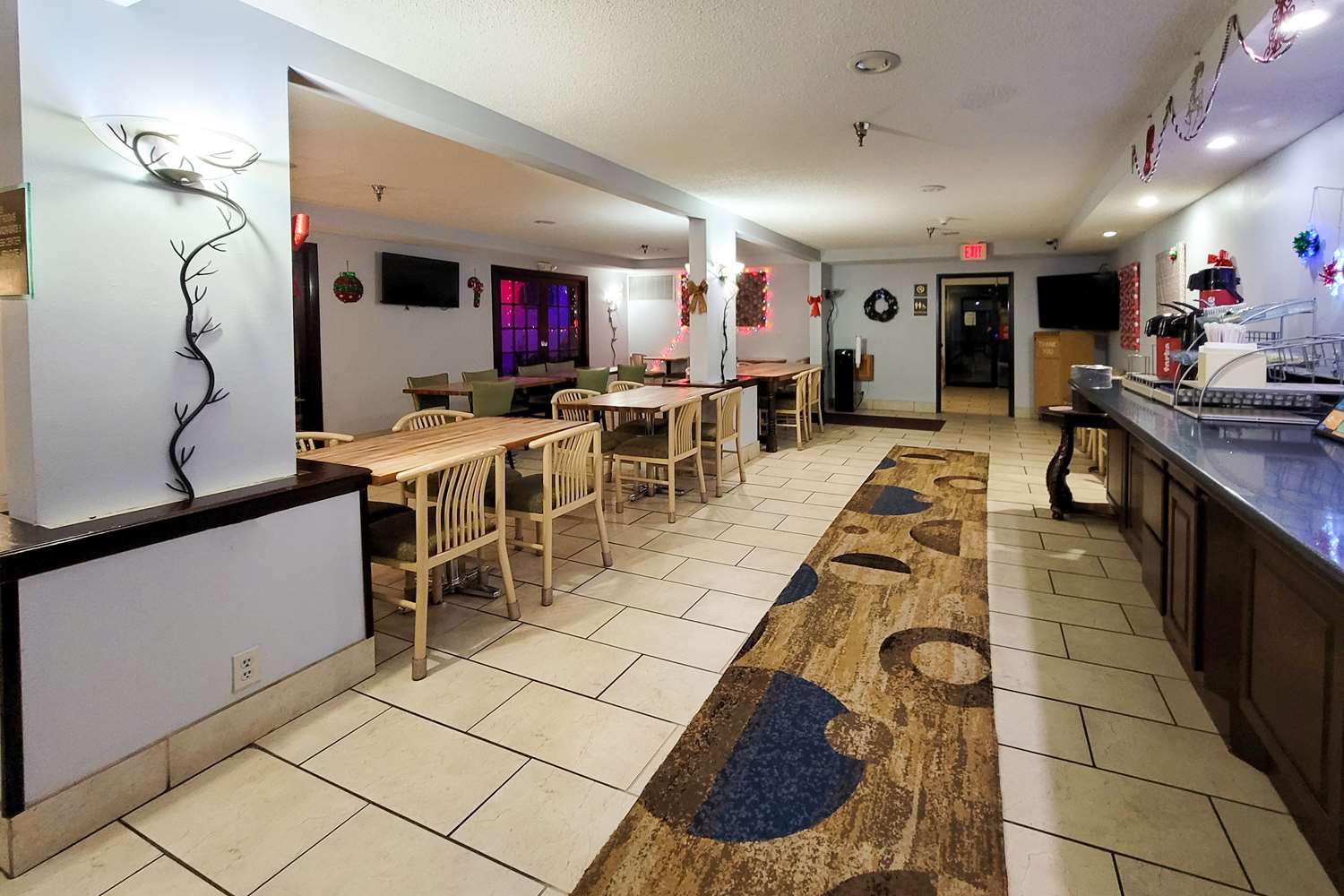 Comfort Inn & Suites Shakopee Downtown Area 18/23
