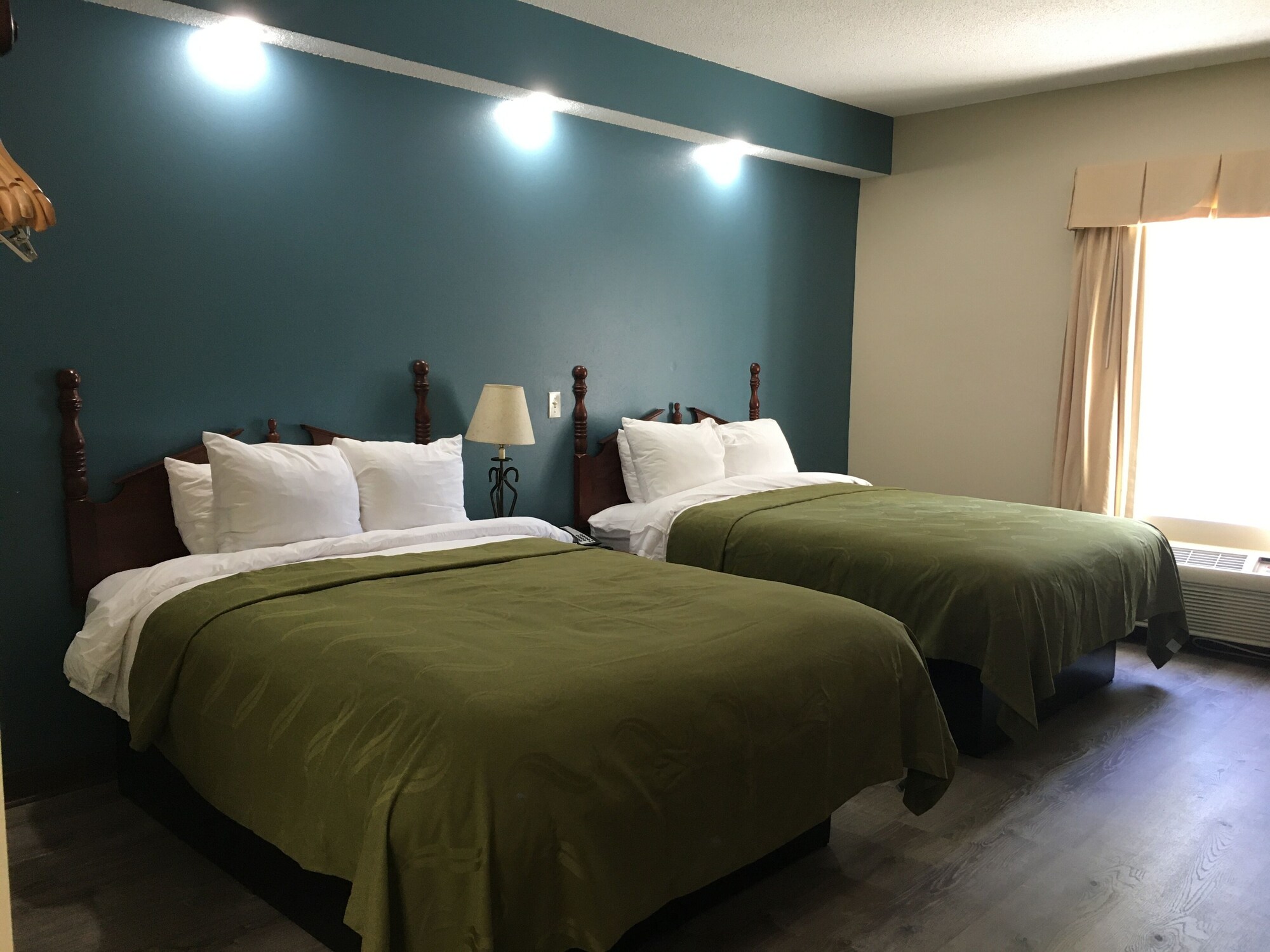 STANDARD, 2 QUEEN BEDS