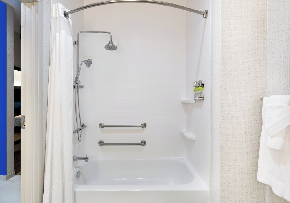 Holiday Inn Express Hotel Suites Cleburne 76/76
