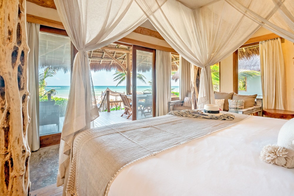 MASTER, SUITE, OCEAN FRONT, BEACH FLOOR