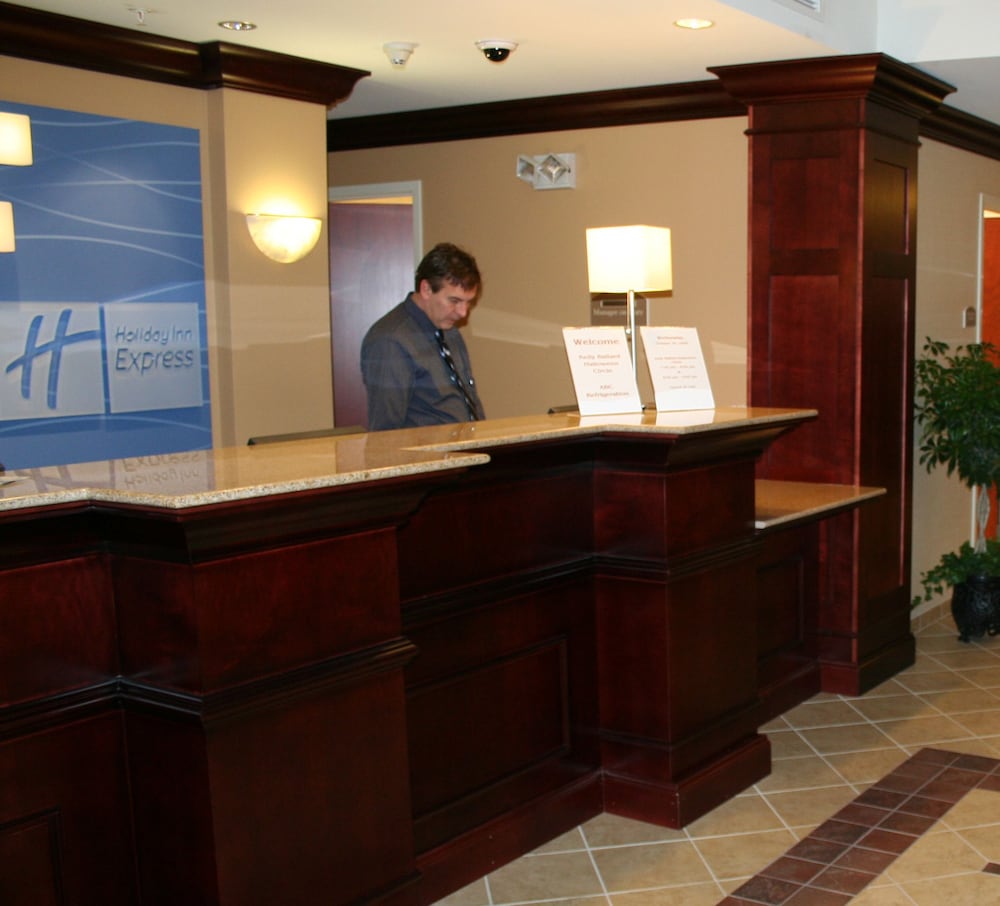 Holiday Inn Express Hotel Suites Latham 10/70