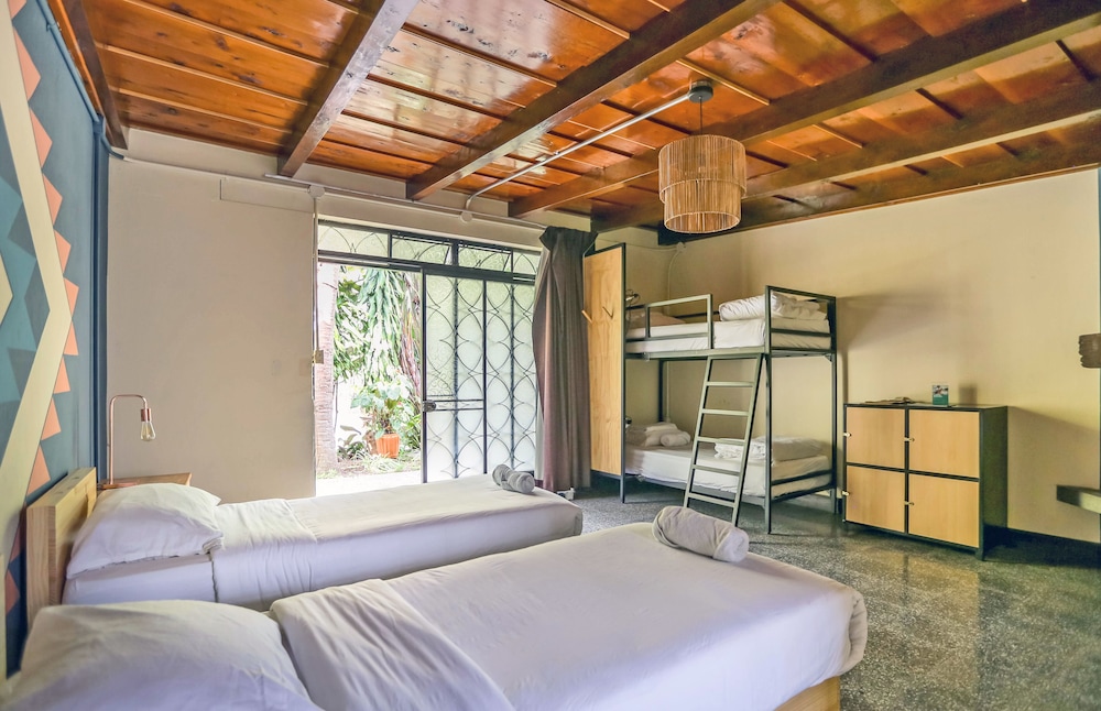 Socialtel Atitlan Guatemala 11/60