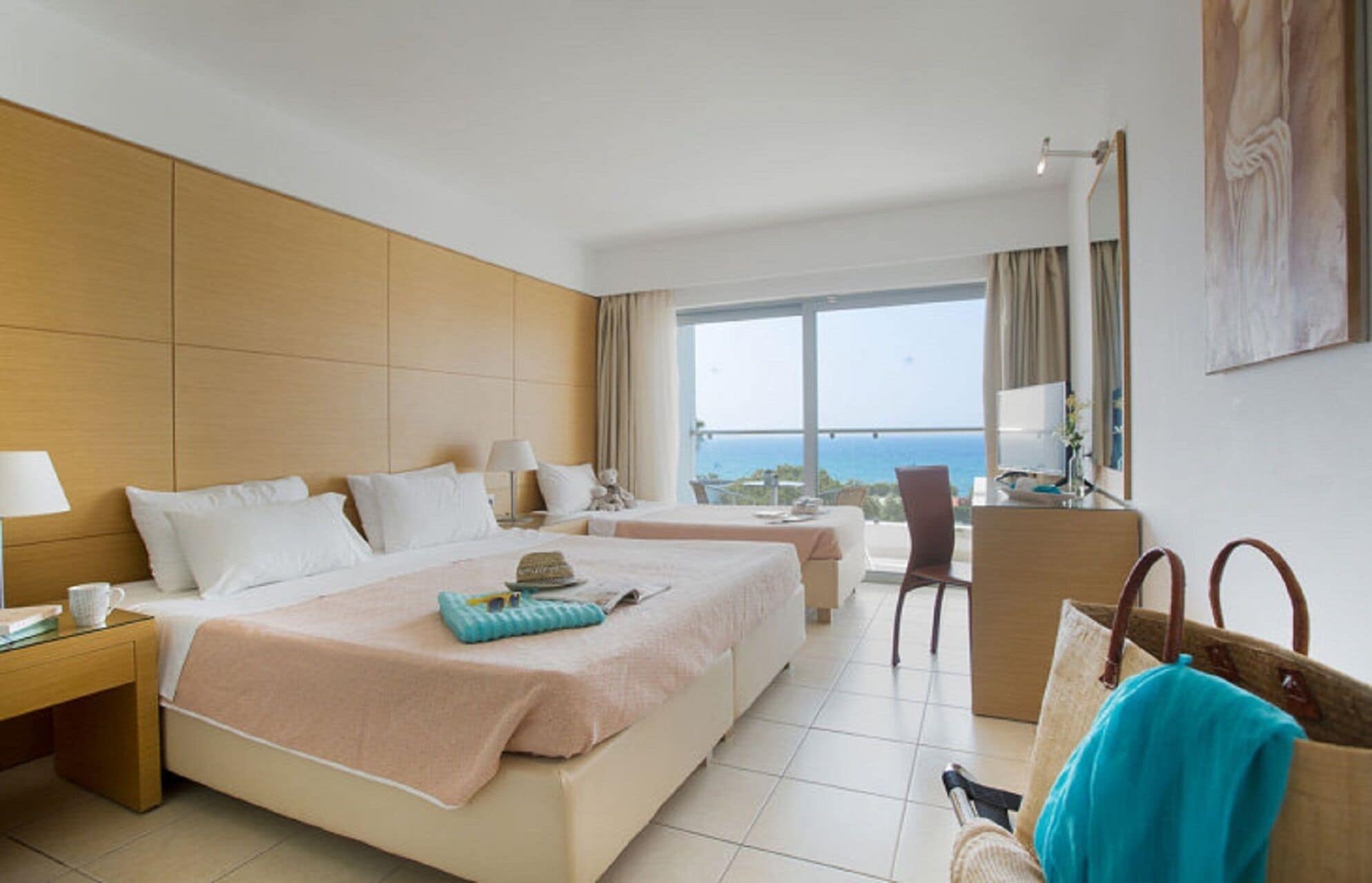غرفة بسرير كوين وسرير فردي بإطلالة على البحر، DORETA BEACH RESORT 3/6