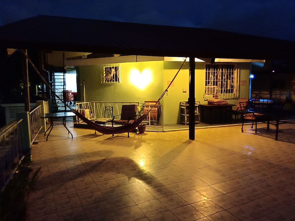 The Red Hut Inn 4/69