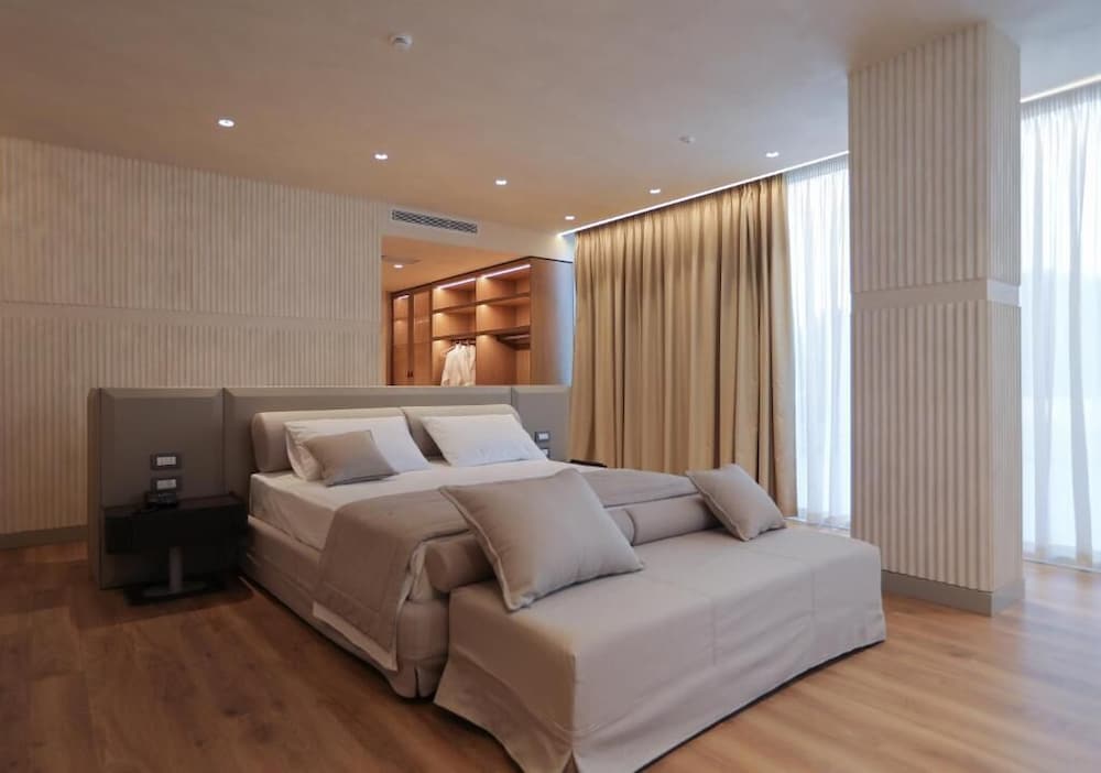 VIP, DELUXE, SUITE