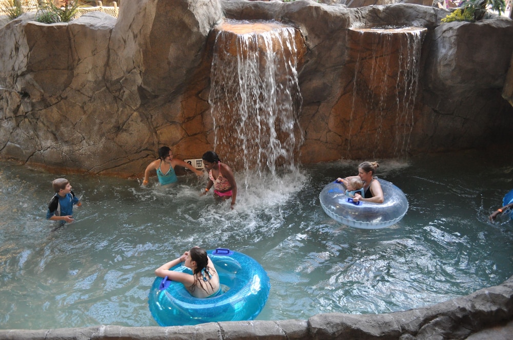 Six Flags Great Escape Lodge Indoor Waterpark 14/50